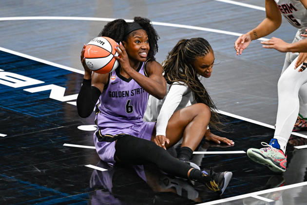 ATLANTA, GA - OCTOBER 24: Golden State guard Kaila Charles (6) fights for a loose ball during Game Four of the WNBA, Basketball Damen, USA finals between the Golden State Valkyries and the Atlanta Dream on October 24th, 2026 at State Farm Arena in Atlanta, GA. (Photo by Rich von Biberstein Icon Sportswire) WNBA: OCT 24 Finals Golden State Valkyries at Atlanta Dream EDITORIAL USE ONLY Icon261024048