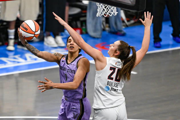 ATLANTA, GA - OCTOBER 24: Golden State forward Gabby Williams (1) drives to the basket against Atlanta guard Isobel Borlase (20) during Game Four of the WNBA, Basketball Damen, USA finals between the Golden State Valkyries and the Atlanta Dream on October 24th, 2026 at State Farm Arena in Atlanta, GA. (Photo by Rich von Biberstein Icon Sportswire) WNBA: OCT 24 Finals Golden State Valkyries at Atlanta Dream EDITORIAL USE ONLY Icon261024049