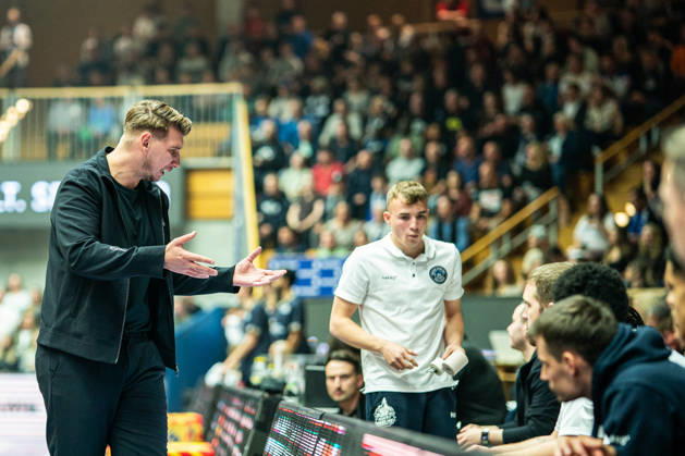 Florian Flabb of the Hakro Merlins Crailsheim, head coach, gives instructions to his bench; gestures, emotions, facial expressions; GER; Hakro Merlins Crailsheim vs. Eisbären Bremerhaven; basketball; 2nd Basketball Bundesliga ProA; men s; Matchday 6, 2026–2027 season, October 24, 2026, GER, Hakro Merlins Crailsheim vs. Eisbären Bremerhaven, basketball, 2nd Basketball Bundesliga ProA, men’s, Matchday 6, 2026–2027 season, October 24, 2026, Ilshofen Copyright: xEibner-Pressefoto ChristianxLangx EP_CLG