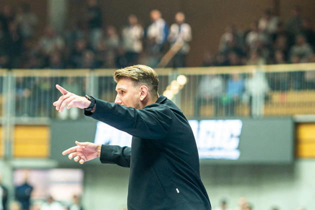 Florian Flabb, head coach of the Hakro Merlins Crailsheim, gives instructions; GER, Hakro Merlins Crailsheim vs. Eisbären Bremerhaven, basketball, 2nd Basketball Bundesliga ProA, men s, Matchday 6, 2026–2027 season, October 24, 2026, GER, Hakro Merlins Crailsheim vs. Eisbären Bremerhaven, Basketball, 2nd Basketball Bundesliga ProA, Men, Matchday 6, 2026–2027 Season, October 24, 2026, Ilshofen Copyright: xEibner-Pressefoto ChristianxLangx EP_CLG