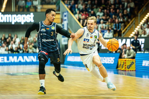 Lucas Mayer (Hakro Merlins Crailsheim, 08) goes head-to-head with Garai Zeeb (Eisbaeren Bremerhaven, 03), GER, Hakro Merlins Crailsheim vs. Eisbaeren Bremerhaven, Basketball, 2nd Basketball Bundesliga ProA, Men s, Matchday 6, 2026–2027 season, October 24, 2026, GER, Hakro Merlins Crailsheim vs. Eisbären Bremerhaven, Basketball, 2nd Basketball Bundesliga ProA, Men’s, Matchday 6, 2026–2027 season, October 24, 2026, Ilshofen Copyright: xEibner-Pressefoto ChristianxLangx EP_CLG