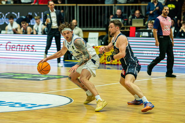 Booker Coplin of the Hakro Merlins Crailsheim, No. 6, faces off against Vincent Friederici of the Eisbären Bremerhaven, No. 30, GER, Hakro Merlins Crailsheim vs. Eisbären Bremerhaven, Basketball, 2nd Basketball Bundesliga ProA, Men s, Matchday 6, 2026–2027 season, October 24, 2026, GER, Hakro Merlins Crailsheim vs. Eisbären Bremerhaven, Basketball, 2nd Basketball Bundesliga ProA, Men’s, Matchday 6, 2026–2027 season, October 24, 2026, Ilshofen Copyright: xEibner-Pressefoto ChristianxLangx EP_CLG
