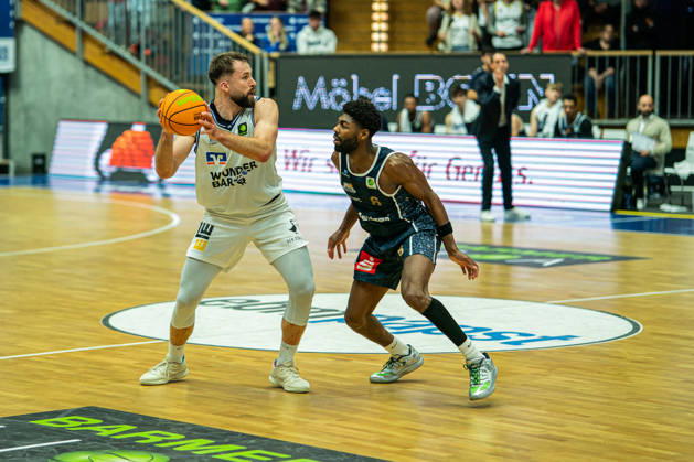 Hendrik Helge Drescher (Hakro Merlins Crailsheim, No. 9) goes head-to-head with Carlos Deshawn Carter (Eisbären Bremerhaven, No. 6), GER, Hakro Merlins Crailsheim vs. Eisbären Bremerhaven, Basketball, 2nd Basketball Bundesliga ProA, Men s, Matchday 6, 2026–2027 season, October 24, 2026, GER, Hakro Merlins Crailsheim vs. Eisbären Bremerhaven, Basketball, 2nd Basketball Bundesliga ProA, Men’s, Matchday 6, 2026–2027 season, October 24, 2026, Ilshofen Copyright: xEibner-Pressefoto ChristianxLangx EP_CLG