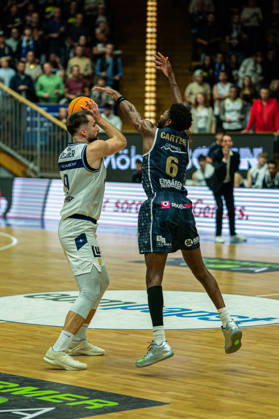 Hendrik Helge Drescher (Hakro Merlins Crailsheim, No. 9) goes head-to-head with Carlos Deshawn Carter (Eisbären Bremerhaven, No. 6), GER, Hakro Merlins Crailsheim vs. Eisbären Bremerhaven, Basketball, 2nd Basketball Bundesliga ProA, Men s, Matchday 6, 2026–2027 season, October 24, 2026, GER, Hakro Merlins Crailsheim vs. Eisbären Bremerhaven, Basketball, 2nd Basketball Bundesliga ProA, Men’s, Matchday 6, 2026–2027 season, October 24, 2026, Ilshofen Copyright: xEibner-Pressefoto ChristianxLangx EP_CLG
