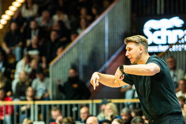 Florian Flabb, Head Coach of the Hakro Merlins Crailsheim, giving instructions, gestures, emotions, facial expressions, GER, Hakro Merlins Crailsheim vs. Eisbären Bremerhaven, basketball, 2nd Basketball Bundesliga ProA, men s, Matchday 6, 2026–2027 season, October 24, 2026, GER, Hakro Merlins Crailsheim vs. Eisbären Bremerhaven, basketball, 2nd Basketball Bundesliga ProA, men’s, Matchday 6, 2026–2027 season, October 24, 2026, Ilshofen Copyright: xEibner-Pressefoto ChristianxLangx EP_CLG