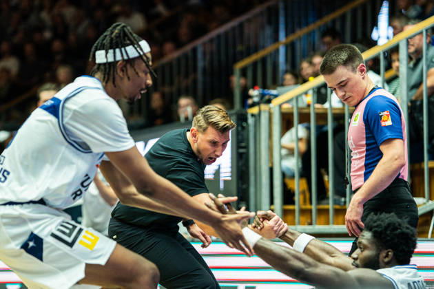Peyton Kennedy, Gerald Hakro Merlins Crailsheim, 13, and Florian Flabb, Hakro Merlins Crailsheim, head coach, assist Dylan Addae Wusu, Hakro Merlins Crailsheim, 07, GER, Hakro Merlins Crailsheim vs. Eisbären Bremerhaven, Basketball, 2nd Basketball Bundesliga ProA, Men’s, Matchday 6, 2026–2027 season, October 24, 2026, GER, Hakro Merlins Crailsheim vs. Eisbären Bremerhaven, Basketball, 2nd Basketball Bundesliga ProA, Men, Matchday 6, 2026–2027 season, October 24, 2026, Ilshofen Copyright: xEibner-Pressefoto ChristianxLangx EP_CLG