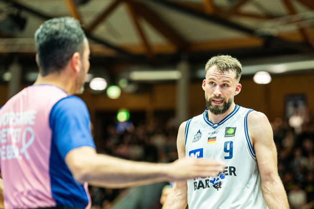 Hendrik Helge Drescher of the Hakro Merlins Crailsheim, No. 9, talking with one of the referees, GER, Hakro Merlins Crailsheim vs. Eisbären Bremerhaven, Basketball, 2nd Basketball Bundesliga ProA, Men s, Matchday 6, 2026–2027 season, October 24, 2026, GER, Hakro Merlins Crailsheim vs. Eisbären Bremerhaven, Basketball, 2nd Basketball Bundesliga ProA, Men’s, Matchday 6, 2026–2027 season, October 24, 2026, Ilshofen Copyright: xEibner-Pressefoto ChristianxLangx EP_CLG