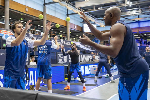EasyCredit Basketball Bundesliga 2026–2027: Syntainics MBC vs. Rostock Seawolves, Weissenfels, Germany, October 24, 2026. Pictured, from left: Elias Baggette (Rostock) and De Andre Lansdowne (Rostock). Weissenfels Stadthalle, Weissenfels, Saxony-Anhalt, Germany