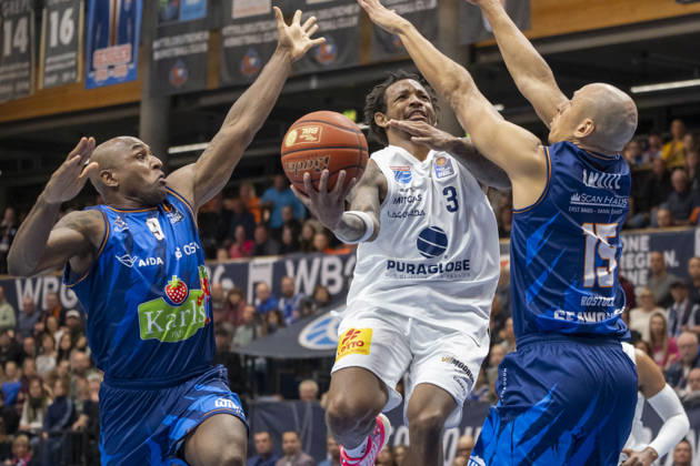 EasyCredit Basketball Bundesliga 2026–2027: Syntainics MBC vs. Rostock Seawolves, Weissenfels, Germany, October 24, 2026. Pictured, from left: Andre Lansdowne (Rostock), DeLonnie Hunt (Weissenfels) and Robin Amaize (Rostock), Weissenfels Stadthalle, Weissenfels, Saxony-Anhalt, Germany