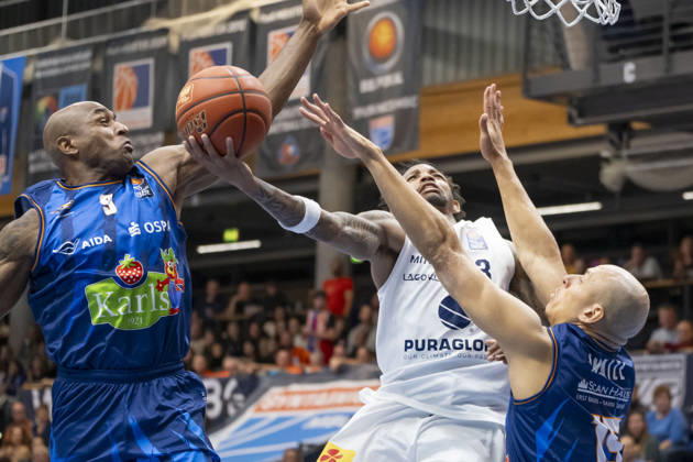 EasyCredit Basketball Bundesliga 2026–2027: Syntainics MBC vs. Rostock Seawolves, Weissenfels, Germany, October 24, 2026. Pictured, from left: Andre Lansdowne (Rostock), DeLonnie Hunt (Weissenfels) and Robin Amaize (Rostock), Weissenfels Stadthalle, Weissenfels, Saxony-Anhalt, Germany