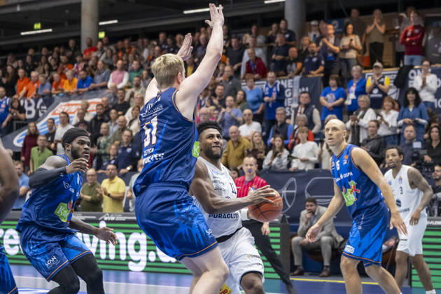 EasyCredit Basketball Bundesliga 2026–2027: Syntainics MBC vs. Rostock Seawolves, Weissenfels, Germany, October 24, 2026. Pictured, from left: Bent Leuchten (Rostock) and Anthony Gaines (Weissenfels). Weissenfels Stadthalle, Weissenfels, Saxony-Anhalt, Germany