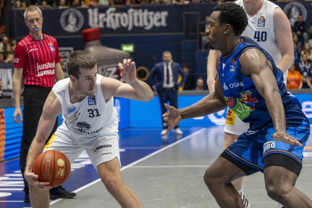 EasyCredit Basketball Bundesliga 2026–2027: Syntainics MBC vs. Rostock Seawolves, Weissenfels, Germany, October 24, 2026. Pictured, from left: Spencer Reaves (Weissenfels) and Zach Copeland (Rostock). Weissenfels Stadthalle, Weissenfels, Saxony-Anhalt, Germany
