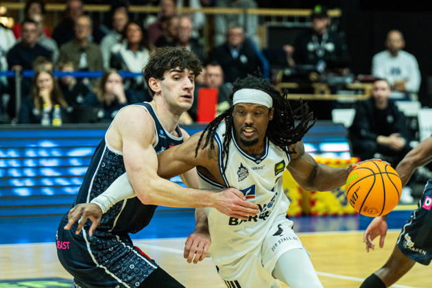 Courtney Alexander (Hakro Merlins Crailsheim, 02) defeats Dominic Parolin (Eisbaeren Bremerhaven, 09), GER, Hakro Merlins Crailsheim vs. Eisbaeren Bremerhaven, Basketball, 2nd Basketball Bundesliga ProA, Men s, Matchday 6, 2026–2027 season, October 24, 2026, GER, Hakro Merlins Crailsheim vs. Eisbären Bremerhaven, Basketball, 2nd Basketball Bundesliga ProA, Men’s, Matchday 6, 2026–2027 season, October 24, 2026, Ilshofen Copyright: xEibner-Pressefoto ChristianxLangx EP_CLG