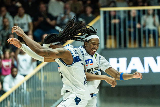 Courtney Alexander, Hakro Merlins Crailsheim, No. 02, celebrates with Peyton Kennedy, Gerald, Hakro Merlins Crailsheim, No. 13, GER, Hakro Merlins Crailsheim vs. Eisbären Bremerhaven, Basketball, 2nd Basketball Bundesliga ProA, Men s, Matchday 6, 2026–2027 season, October 24, 2026, GER, Hakro Merlins Crailsheim vs. Eisbären Bremerhaven, Basketball, 2nd Basketball Bundesliga ProA, Men’s, Matchday 6, 2026–2027 Season, October 24, 2026, Ilshofen Copyright: xEibner-Pressefoto ChristianxLangx EP_CLG