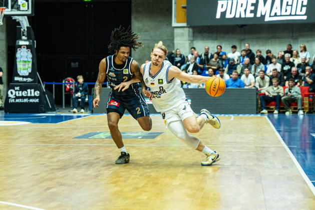 Lucas Mayer (Hakro Merlins Crailsheim, 08) defeats Corey McKeithan (Eisbaeren Bremerhaven, 02), GER, Hakro Merlins Crailsheim vs. Eisbaeren Bremerhaven, Basketball, 2nd Basketball Bundesliga ProA, Men s, Matchday 6, 2026–2027 season, October 24, 2026, GER, Hakro Merlins Crailsheim vs. Eisbären Bremerhaven, Basketball, 2nd Basketball Bundesliga ProA, Men’s, Matchday 6, 2026–2027 Season, October 24, 2026, Ilshofen Copyright: xEibner-Pressefoto ChristianxLangx EP_CLG