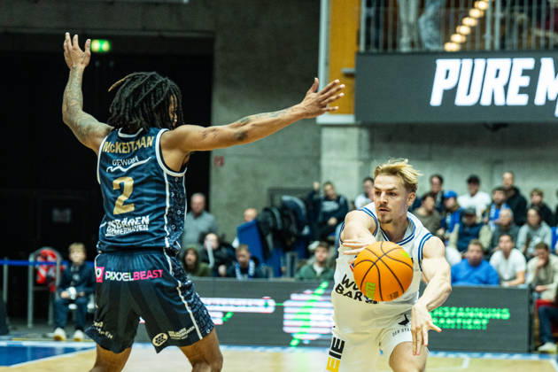 Lucas Mayer of the Hakro Merlins Crailsheim, No. 08, passing against the block by Corey McKeithan of the Eisbären Bremerhaven, No. 02, GER, Hakro Merlins Crailsheim vs. Eisbären Bremerhaven, Basketball, 2nd Basketball Bundesliga ProA, Men s, Matchday 6, 2026–2027 season, October 24, 2026, GER, Hakro Merlins Crailsheim vs. Eisbären Bremerhaven, Basketball, 2nd Basketball Bundesliga ProA, Men’s, Matchday 6, 2026–2027 season, October 24, 2026, Ilshofen Copyright: xEibner-Pressefoto ChristianxLangx EP_CLG