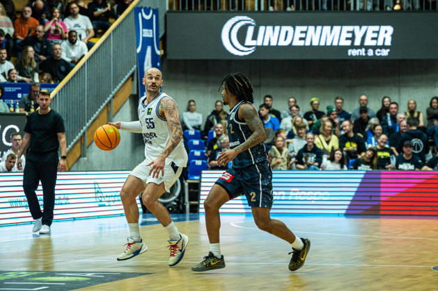 Simon Krajcovic, Hakro Merlins Crailsheim, No. 55, on the ball against Corey McKeithan, Eisbären Bremerhaven, 02, GER, Hakro Merlins Crailsheim vs. Eisbären Bremerhaven, Basketball, 2nd Basketball Bundesliga ProA, Men s, Matchday 6, 2026–2027 season, October 24, 2026, GER, Hakro Merlins Crailsheim vs. Eisbären Bremerhaven, Basketball, 2nd Basketball Bundesliga ProA, Men’s, Matchday 6, 2026–2027 season, October 24, 2026, Ilshofen Copyright: xEibner-Pressefoto ChristianxLangx EP_CLG