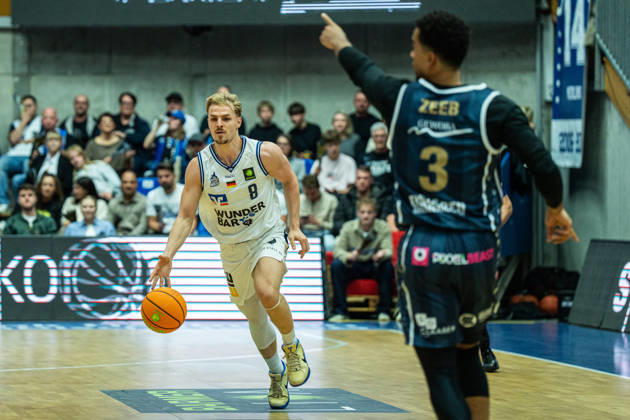 Lucas Mayer of the Hakro Merlins Crailsheim, No. 08, with the ball; in the foreground, Garai Zeeb of the Eisbären Bremerhaven, No. 03, GER, Hakro Merlins Crailsheim vs. Eisbären Bremerhaven, Basketball, 2nd Basketball Bundesliga ProA, Men s, Matchday 6, 2026–2027 season, October 24, 2026, GER, Hakro Merlins Crailsheim vs. Eisbären Bremerhaven, Basketball, 2nd Basketball Bundesliga ProA, Men’s, Matchday 6, 2026–2027 season, October 24, 2026, Ilshofen Copyright: xEibner-Pressefoto ChristianxLangx EP_CLG