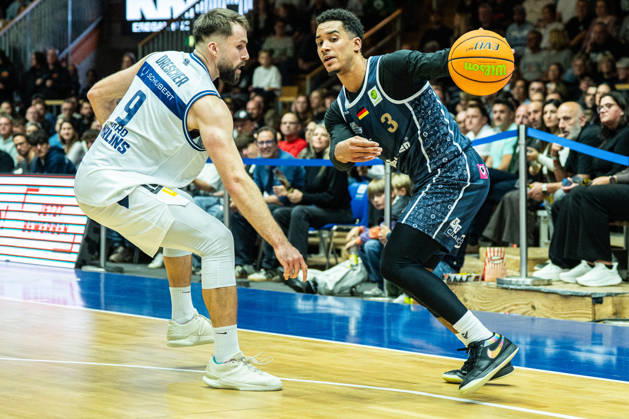 Garai Zeeb (Eisbaeren Bremerhaven, 03) defeats Hendrik Helge Drescher (Hakro Merlins Crailsheim, 09), GER, Hakro Merlins Crailsheim vs. Eisbaeren Bremerhaven, Basketball, 2nd Basketball Bundesliga ProA, Men s, Matchday 6, 2026–2027 season, October 24, 2026, GER, Hakro Merlins Crailsheim vs. Eisbären Bremerhaven, Basketball, 2nd Basketball Bundesliga ProA, Men’s, Matchday 6, 2026–2027 season, October 24, 2026, Ilshofen Copyright: xEibner-Pressefoto ChristianxLangx EP_CLG