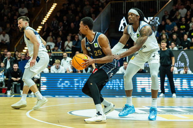 Jeremiah Oden of Eisbären Bremerhaven, 25, goes head-to-head with Courtney Alexander of Hakro Merlins Crailsheim, 02, GER, Hakro Merlins Crailsheim vs. Eisbären Bremerhaven, Basketball, 2nd Basketball Bundesliga ProA, Men s, Matchday 6, 2026–2027 season, October 24, 2026, GER, Hakro Merlins Crailsheim vs. Eisbären Bremerhaven, Basketball, 2nd Basketball Bundesliga ProA, Men’s, Matchday 6, 2026–2027 season, October 24, 2026, Ilshofen Copyright: xEibner-Pressefoto ChristianxLangx EP_CLG