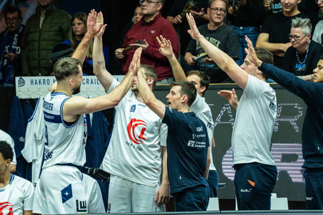 Hendrik Helge Drescher of the Hakro Merlins Crailsheim, No. 9, high-fives his teammates on the bench, GER, Hakro Merlins Crailsheim vs. Eisbären Bremerhaven, Basketball, 2nd Basketball Bundesliga ProA, Men s, Matchday 6, 2026–2027 season, October 24, 2026, GER, Hakro Merlins Crailsheim vs. Eisbären Bremerhaven, Basketball, 2nd Basketball Bundesliga ProA, Men’s, Matchday 6, 2026–2027 season, October 24, 2026, Ilshofen Copyright: xEibner-Pressefoto ChristianxLangx EP_CLG