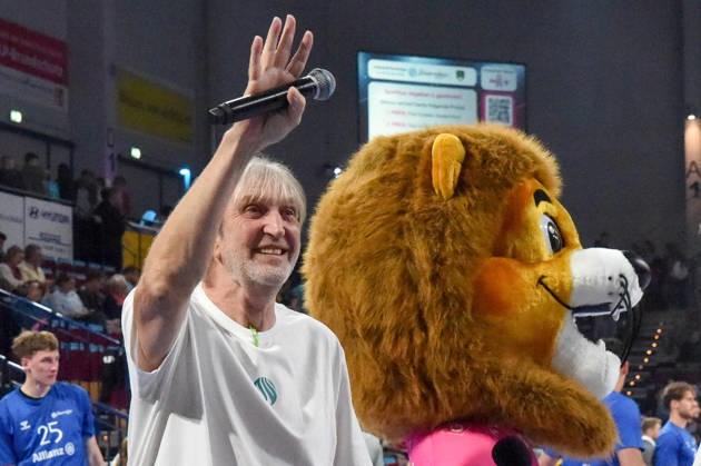 Helmut Schmitz, the SWD Powervolleys Düren arena announcer, waves to the audience; Wolly, the SWD Powervolleys Düren mascot, mascot, good-luck charm, October 24, 2026, Düren, Germany, volleyball, Men’s Bundesliga 1, Regular Season, SWD Powervolleys Düren vs. WWK Volleys Munich xmhx