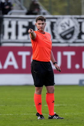 Nico Dönge, referee, giving instructions, gesturing, gesturing with his arms, cutout, full-body, single frame, single photo, action, 24 10 2026, Sandhausen, Germany, soccer, Regionalliga Südwest, SV Sandhausen vs. VfR Aalen xozx