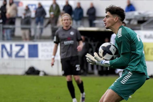 Maximilian Otto, goalkeeper, Aalen, 22, on the ball, single frame, single photo, action, October 24, 2026, Sandhausen, Germany, soccer, Regionalliga Südwest, SV Sandhausen vs. VfR Aalen xozx