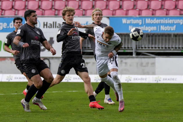 Marco Kehl Gomez (SVS), 33, captain heads the ball toward the goal; scoring opportunity; action; game play; October 24, 2026; Sandhausen, Germany; soccer; Regionalliga Südwest; SV Sandhausen vs. VfR Aalen xozx