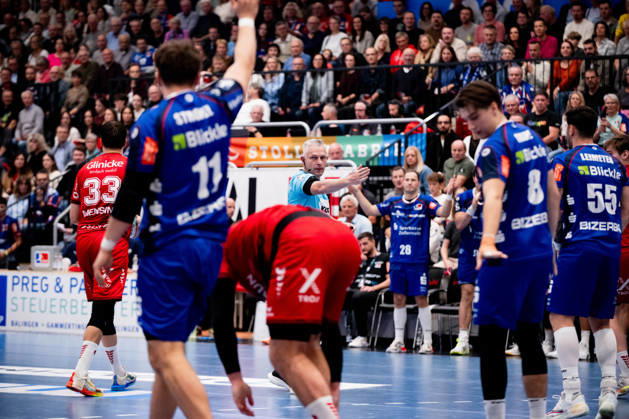 Robert Schulze, Referee 1, calls a foul against Balingen, HBW Balingen Weilstetten vs. MT Melsungen GER, Opel 1 Handball Bundesliga, Championship, Matchday 10, 2026–2027 Season, October 24, 2026, Eibner Press Photo: Andreas Ulmer, HBW Balingen Weilstetten vs. MT Melsungen GER, Opel 1 Handball Bundesliga, Championship, Matchday 10, 2026–2027 Season, October 24, 2026, Balingen Copyright: xEibner-Pressefoto AndreasxUlmerx EP_AUR
