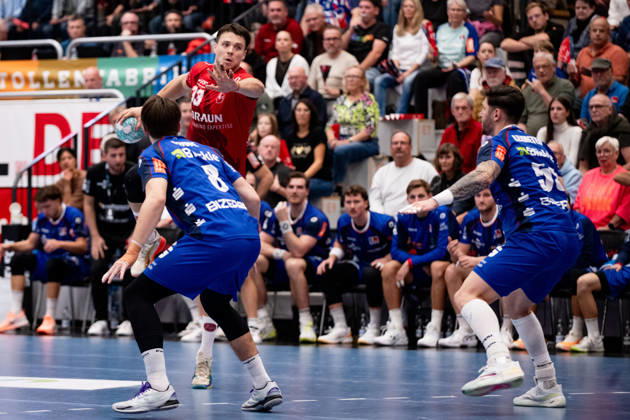 Aaron Mensing, MT Melsungen 33, rises to his throwing height once again for a feared shot, HBW Balingen Weilstetten vs. MT Melsungen GER, Opel 1 Handball Bundesliga, Championship, Matchday 10, 2026–2027 Season, October 24, 2026, Eibner Press Photo by Andreas Ulmer, HBW Balingen Weilstetten vs. MT Melsungen (GER), Opel 1 Handball Bundesliga, Championship, Matchday 10, 2026–2027 Season, October 24, 2026, Balingen Copyright: xEibner-Pressefoto AndreasxUlmerx EP_AUR