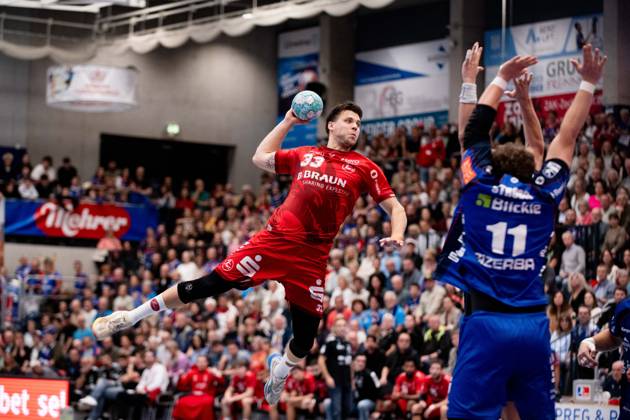 Aaron Mensing, MT Melsungen 33, takes a shot against Bennet Strobel of HBW Balingen Weilstetten, 11, who reaches out in vain, HBW Balingen Weilstetten vs. MT Melsungen GER, Opel 1 Handball Bundesliga, Championship, Matchday 10, 2026–2027 season, October 24, 2026, Eibner Press Photo by Andreas Ulmer: HBW Balingen Weilstetten vs. MT Melsungen GER, Opel 1 Handball Bundesliga, Championship, Matchday 10, 2026–2027 Season, October 24, 2026, Balingen Copyright: xEibner-Pressefoto AndreasxUlmerx EP_AUR