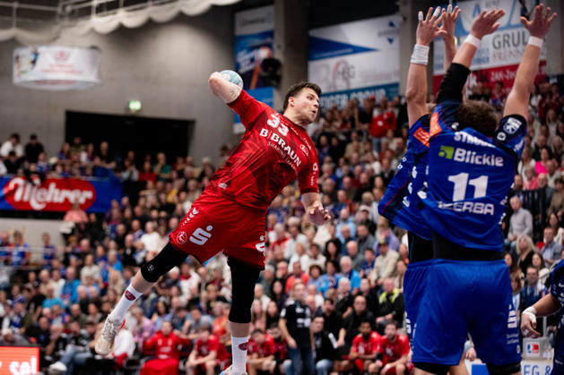 Aaron Mensing, MT Melsungen 33, takes a shot against Bennet Strobel of HBW Balingen Weilstetten, 11, who reaches out in vain, HBW Balingen Weilstetten vs. MT Melsungen GER, Opel 1 Handball Bundesliga, Championship, Matchday 10, 2026–2027 season, October 24, 2026, Eibner Press Photo by Andreas Ulmer: HBW Balingen Weilstetten vs. MT Melsungen GER, Opel 1 Handball Bundesliga, Championship, Matchday 10, 2026–2027 Season, October 24, 2026, Balingen Copyright: xEibner-Pressefoto AndreasxUlmerx EP_AUR