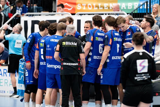 Matthias Flohr, HBW Balingen Weilstetten, coach gives it his all one last time during the final timeout, HBW Balingen Weilstetten vs. MT Melsungen GER, Opel 1 Handball Bundesliga, Championship, Matchday 10, 2026–2027 season, October 24, 2026, Eibner Press Photo: Andreas Ulmer, HBW Balingen Weilstetten vs. MT Melsungen GER, Opel 1 Handball Bundesliga, Championship, Matchday 10, 2026–2027 Season, October 24, 2026, Balingen Copyright: xEibner-Pressefoto AndreasxUlmerx EP_AUR