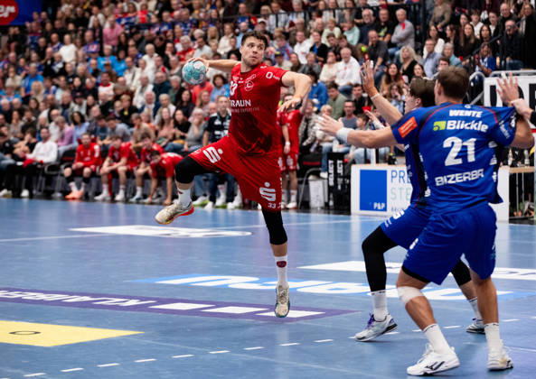 Aaron Mensing, MT Melsungen 33, taking another shot—relentless. HBW Balingen Weilstetten vs. MT Melsungen GER, Opel 1 Handball Bundesliga, Championship, Matchday 10, 2026–2027 Season, October 24, 2026, Eibner Press Photo by Andreas Ulmer: HBW Balingen Weilstetten vs. MT Melsungen GER, Opel 1 Handball Bundesliga, Championship, Matchday 10, 2026–2027 Season, October 24, 2026, Balingen Copyright: xEibner-Pressefoto AndreasxUlmerx EP_AUR