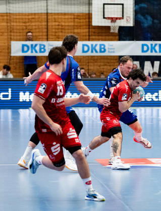 Erik Balenciaga of MT Melsungen 06 is guarded by Tobias Heinzelmann of HBW Balingen Weilstetten, No. 28, but he can t be stopped, HBW Balingen Weilstetten vs. MT Melsungen GER, Opel 1 Handball Bundesliga, Championship, Matchday 10, 2026–2027 Season, October 24, 2026, Eibner Press Photo: Andreas Ulmer, HBW Balingen Weilstetten vs. MT Melsungen GER, Opel 1 Handball Bundesliga, Championship, Matchday 10, 2026–2027 Season, October 24, 2026, Balingen Copyright: xEibner-Pressefoto AndreasxUlmerx EP_AUR