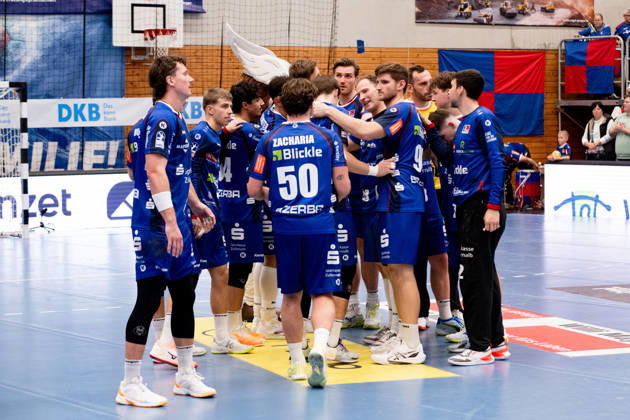 Tobias Heinzelmann of HBW Balingen Weilstetten, 28, tries to cheer up his teammates after the loss, but it’s not really working—the disappointment runs deep. HBW Balingen Weilstetten vs. MT Melsungen GER, Opel 1 Handball Bundesliga, Championship, Matchday 10, 2026–2027 season, October 24, 2026, Eibner Press Photo: Andreas Ulmer, HBW Balingen Weilstetten vs. MT Melsungen GER, Opel 1 Handball Bundesliga, Championship, Matchday 10, 2026–2027 Season, October 24, 2026, Balingen Copyright: xEibner-Pressefoto AndreasxUlmerx EP_AUR