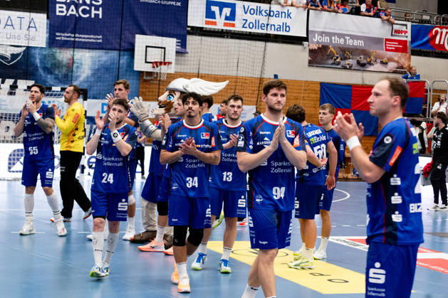 Tobias Heinzelmann of HBW Balingen Weilstetten, 28, tries to cheer up his teammates after the loss, but it’s not really working—the disappointment runs deep. Georg Pehle of HBW Balingen Weilstetten, 94, Yonatan Dayan of HBW Balingen Weilstetten, 34, and Elias Fuegel (HBW Balingen Weilstetten), 24. HBW Balingen Weilstetten vs. MT Melsungen (GER), Opel 1 Handball Bundesliga, Championship, Matchday 10, 2026–2027 season, October 24, 2026, Eibner Press Photo: Andreas Ulmer, HBW Balingen Weilstetten vs. MT Melsungen GER, Opel 1 Handball Bundesliga, Championship, Matchday 10, 2026–2027 Season, October 24, 2026, Balingen Copyright: xEibner-Pressefoto AndreasxUlmerx EP_AUR