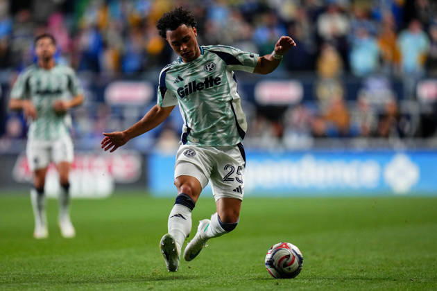 October 24, 2026: New England Revolution Defender Peyton Miller (25) controls the ball during the first half of an MLS, Fussball Herren, USA match against the Philadelphia Union at Subaru Park in Chester, Pennsylvania. CSM MLS 2026: Union Vs Revolution OCT 24  - ZUMAc04_ 20261024_zma_c04_237 Copyright: xKylexRoddenx
