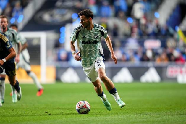 October 24, 2026: New England Revolution Midfielder Daniel Gazdag (16) controls the ball during the first half of an MLS, Fussball Herren, USA match against the Philadelphia Union at Subaru Park in Chester, Pennsylvania. CSM Chester United States of America - ZUMAc04_ 20261024_zma_c04_240 Copyright: xKylexRoddenx
