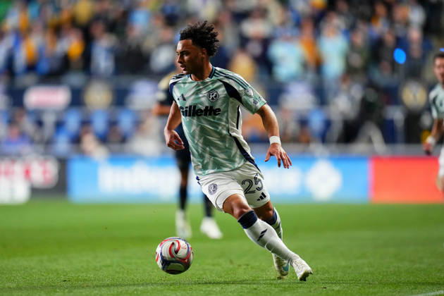 October 24, 2026: New England Revolution Defender Peyton Miller (25) controls the ball during the first half of an MLS, Fussball Herren, USA match against the Philadelphia Union at Subaru Park in Chester, Pennsylvania. CSM Chester United States of America - ZUMAc04_ 20261024_zma_c04_236 Copyright: xKylexRoddenx