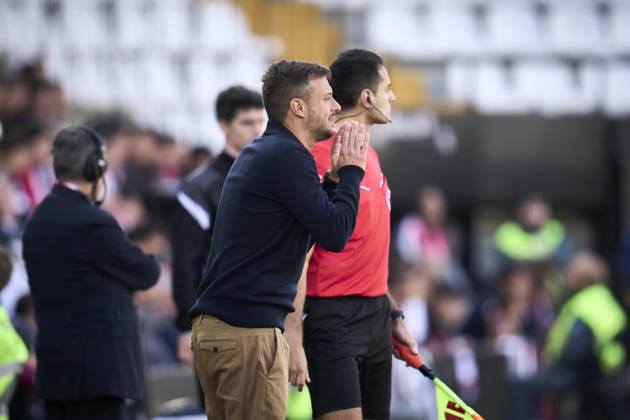 October 24, 2026, Madrid, Madrid, Spain: Martin Anselmi, head coach of Elche CF, gestures during the Spanish League, LaLiga EA Sports, football match played between Rayo Vallecano and Elche CF at Vallecas stadium on October 24, 2026, in Madrid, Spain. Rayo Vallecano V Elche CF - LaLiga EA Sports - ZUMAa181 20261024_zaa_a181_119 Copyright: xAngelxPerezxMecax