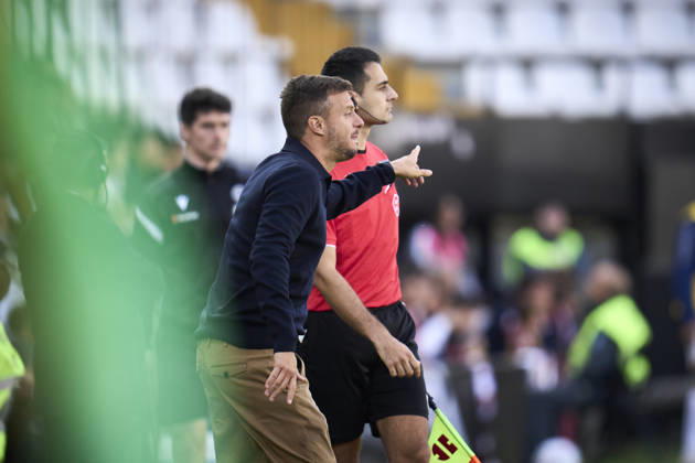 October 24, 2026, Madrid, Madrid, Spain: Martin Anselmi, head coach of Elche CF, gestures during the Spanish League, LaLiga EA Sports, football match played between Rayo Vallecano and Elche CF at Vallecas stadium on October 24, 2026, in Madrid, Spain. Rayo Vallecano V Elche CF - LaLiga EA Sports - ZUMAa181 20261024_zaa_a181_113 Copyright: xAngelxPerezxMecax