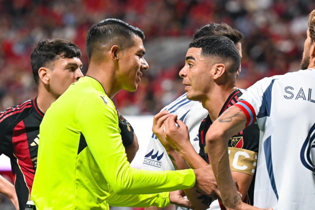 ATLANTA, GA - OCTOBER 24: Miguel Almiron 10 of Atlanta talks with the referee during the MLS, Fussball Herren, USA match between Chicago Fire FC and Atlanta United FC on October 24th, 2026 at Mercedes-Benz Stadium in Atlanta, GA.(Photo by Rich von Biberstein Icon Sportswire) SOCCER: OCT 24 MLS Atlanta United vs Chicago Fire FC EDITORIAL USE ONLY Icon261024006