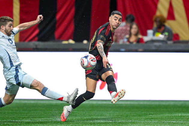 ATLANTA, GA - OCTOBER 24: Miguel Almiron 10 of Atlanta passes into the box during the MLS, Fussball Herren, USA match between Chicago Fire FC and Atlanta United FC on October 24th, 2026 at Mercedes-Benz Stadium in Atlanta, GA.(Photo by Rich von Biberstein Icon Sportswire) SOCCER: OCT 24 MLS Atlanta United vs Chicago Fire FC EDITORIAL USE ONLY Icon261024019