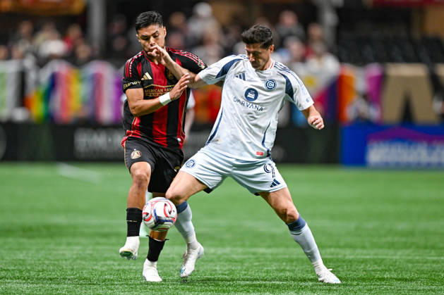 ATLANTA, GA - OCTOBER 24: Robert Lewandowski 9 of Chicago battles for possession during the MLS, Fussball Herren, USA match between Chicago Fire FC and Atlanta United FC on October 24th, 2026 at Mercedes-Benz Stadium in Atlanta, GA.(Photo by Rich von Biberstein Icon Sportswire) SOCCER: OCT 24 MLS Atlanta United vs Chicago Fire FC EDITORIAL USE ONLY Icon261024022