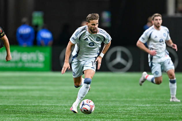 ATLANTA, GA - OCTOBER 24: Philip Zinckernagel 11 of Chicago dribbles during the MLS, Fussball Herren, USA match between Chicago Fire FC and Atlanta United FC on October 24th, 2026 at Mercedes-Benz Stadium in Atlanta, GA.(Photo by Rich von Biberstein Icon Sportswire) SOCCER: OCT 24 MLS Atlanta United vs Chicago Fire FC EDITORIAL USE ONLY Icon261024025