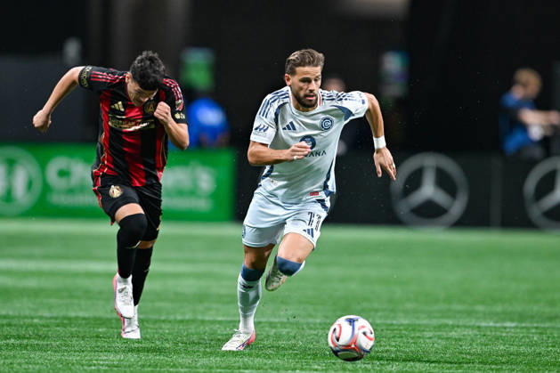 ATLANTA, GA - OCTOBER 24: Philip Zinckernagel 11 of Chicago dribbles during the MLS, Fussball Herren, USA match between Chicago Fire FC and Atlanta United FC on October 24th, 2026 at Mercedes-Benz Stadium in Atlanta, GA.(Photo by Rich von Biberstein Icon Sportswire) SOCCER: OCT 24 MLS Atlanta United vs Chicago Fire FC EDITORIAL USE ONLY Icon261024026