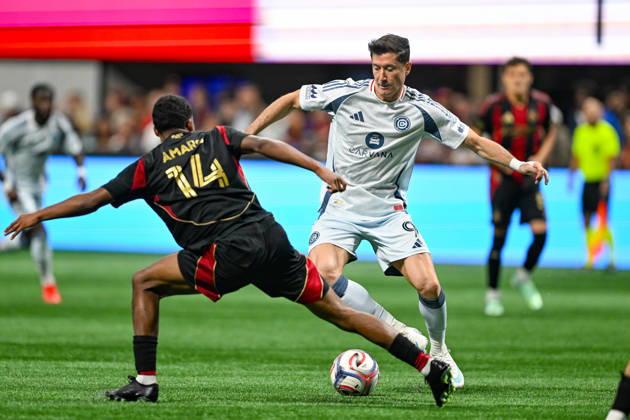 ATLANTA, GA - OCTOBER 24: Robert Lewandowski 9 of Chicago dribbles during the MLS, Fussball Herren, USA match between Chicago Fire FC and Atlanta United FC on October 24th, 2026 at Mercedes-Benz Stadium in Atlanta, GA.(Photo by Rich von Biberstein Icon Sportswire) SOCCER: OCT 24 MLS Atlanta United vs Chicago Fire FC EDITORIAL USE ONLY Icon261024030