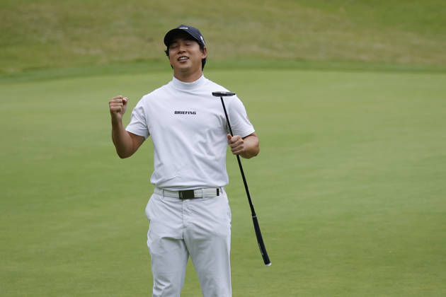 October 25, 2026, Cheonan, Chungnam, SOUTH KOREA: Oct 25, 2026-Cheonan, South Korea-Yuto KATSURAGAWA of Japan win ceremony after final round on 18th Green during a DP World Tour Genesis Championship Final Round at Woo Jeong Hills CC in Cheonan, South Korea. DP Tour Genesis Championship Final Round  - ZUMAr168 20261025_aap_r168_060 Copyright: xRyuxSeung-Ilx